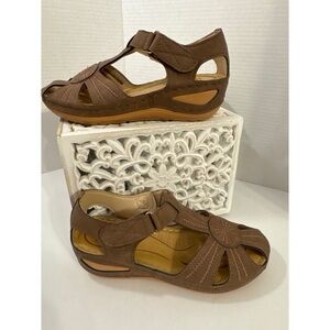 Luo ge Brown Closed Toe Comfort Sandals Velcro T-Strap